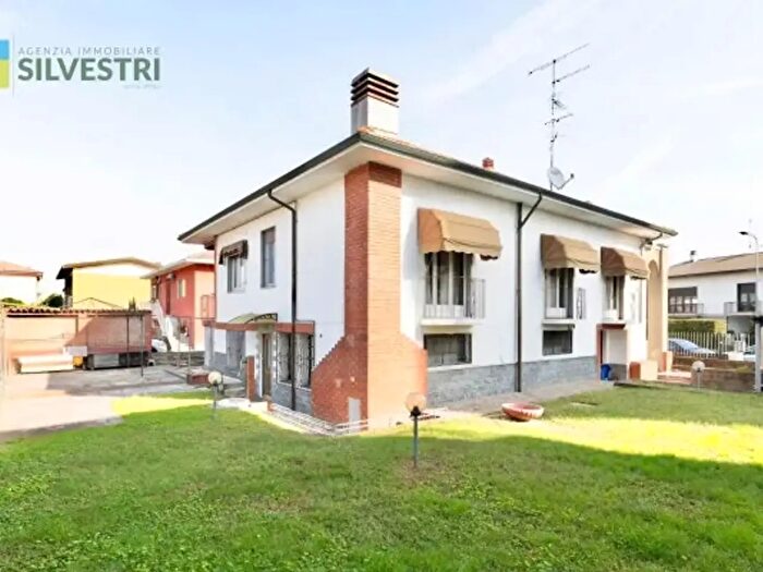 Casa con 6 locali in vendita in Cameri