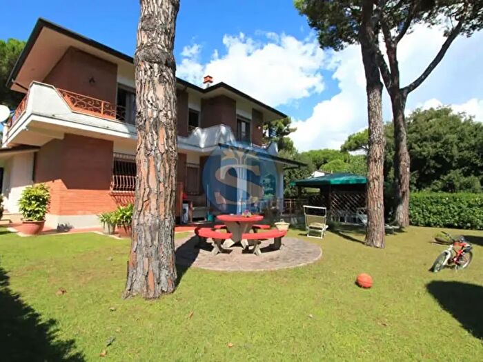 Casa con 11 locali in affitto in Forte Dei Marmi