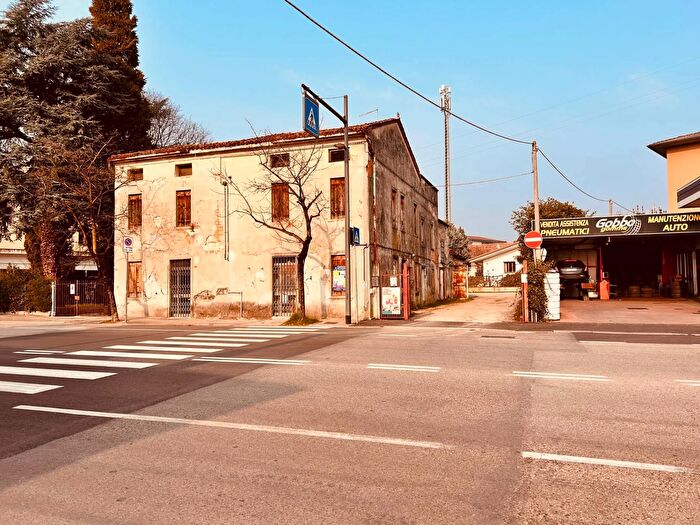 Casa con 14 locali in vendita in Via Battaglione Val Leogra, Vicenza