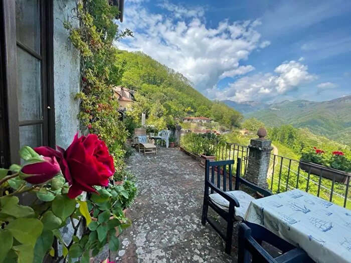 Casa con 14 locali in vendita in Coreglia Antelminelli