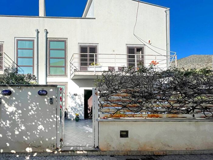 Casa con 6 locali in vendita in Via Temi, Partanna, Palermo