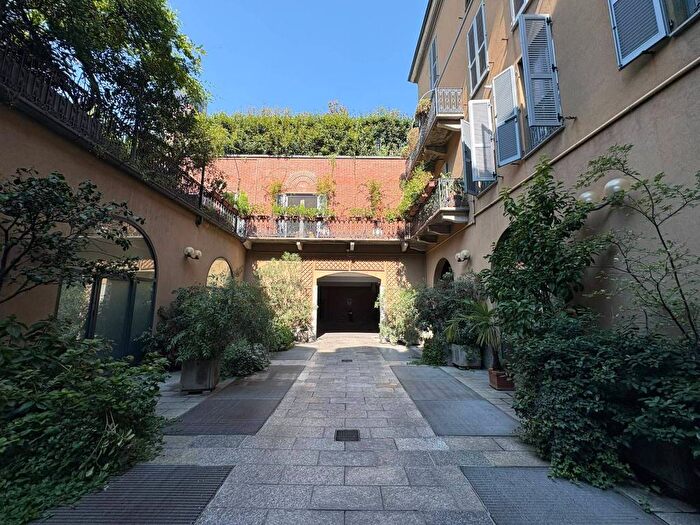 Appartamento trilocale in affitto in Via Marco Polo, Porta Nuova, Milano
