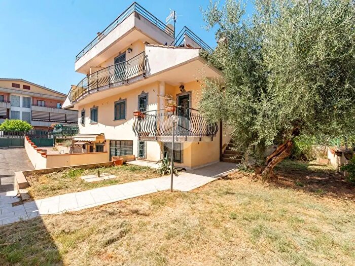 Casa con 5 locali in vendita in Via Camastra, Roma