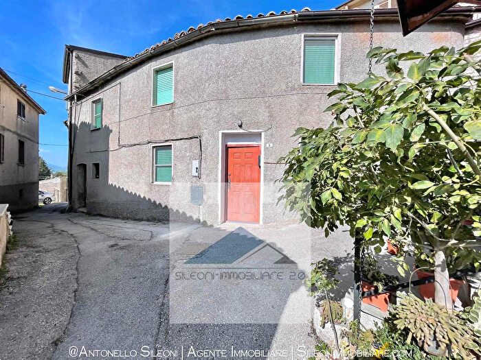 Casa con 6 locali in vendita in Genga
