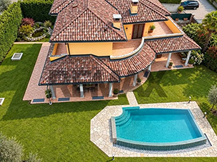 Casa con 11 locali in vendita in Via G Marconi a, Grignasco