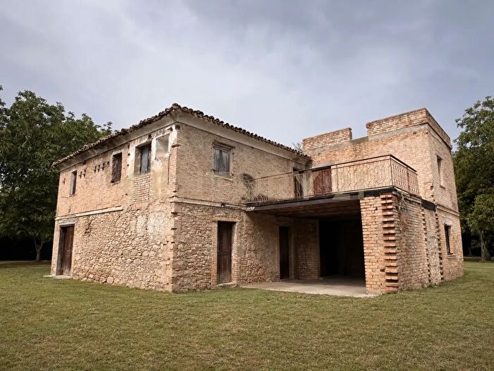 Casa con 9 locali in vendita in Contrada Scannella Inferiore Snc, Loreto Aprutino