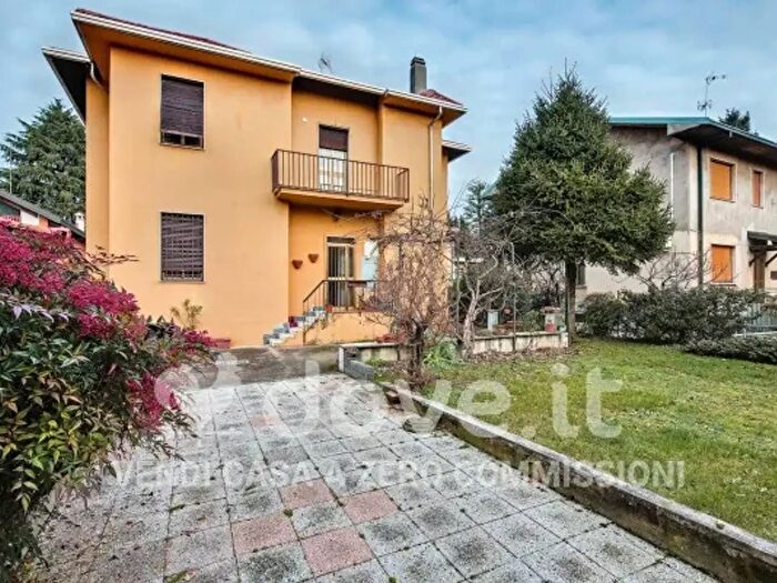 Casa con 6 locali in vendita in Via Adige, Legnano