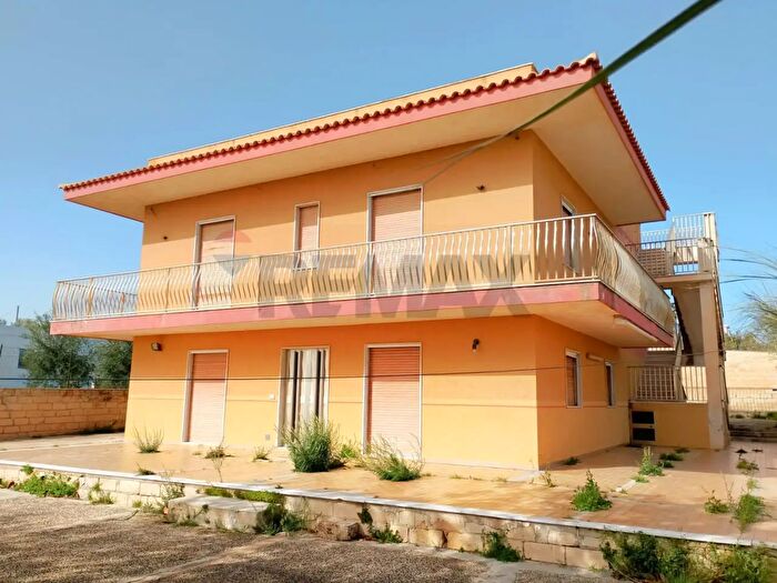 Casa con 6 locali in vendita in Via Platone, Scicli