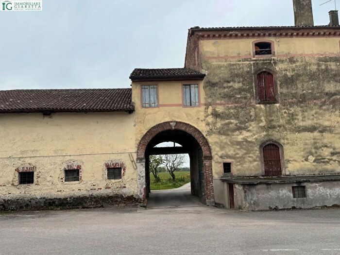 Casa con 8 locali in vendita in Schiavon
