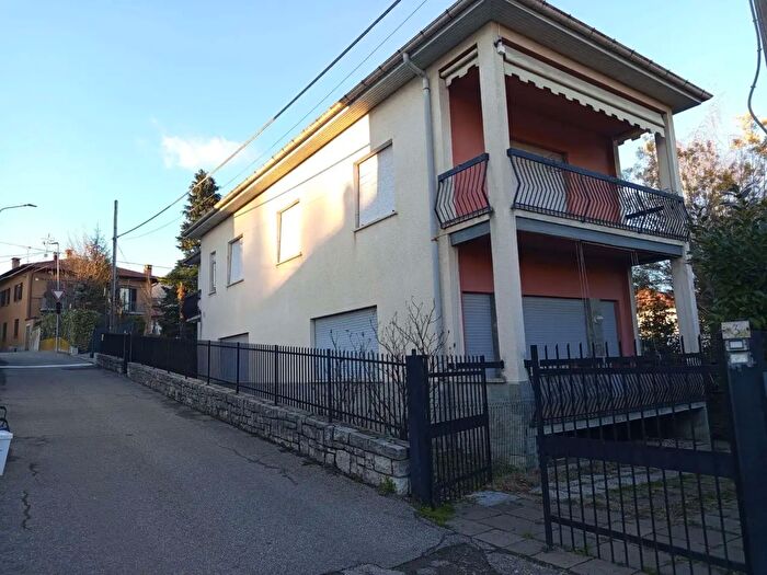 Casa con 11 locali in vendita in Via San Carlo Borromeo, Clivio