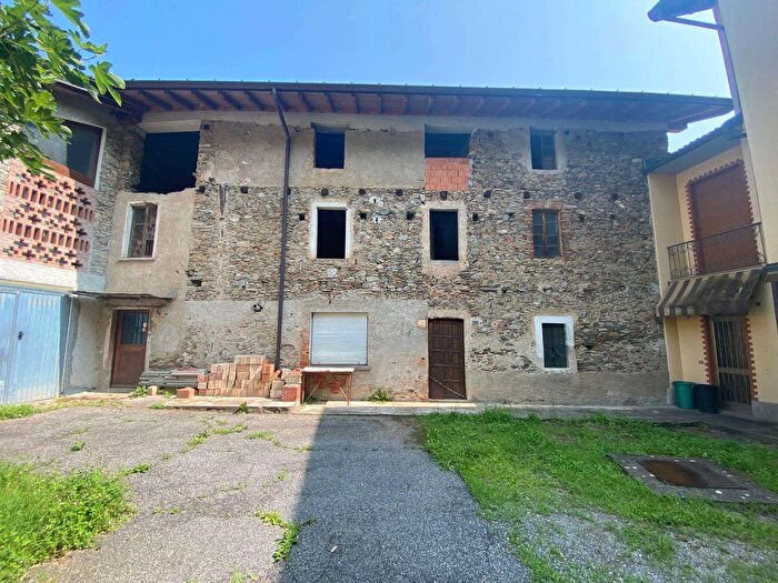 Casa con 5 locali in vendita in Cremenaga