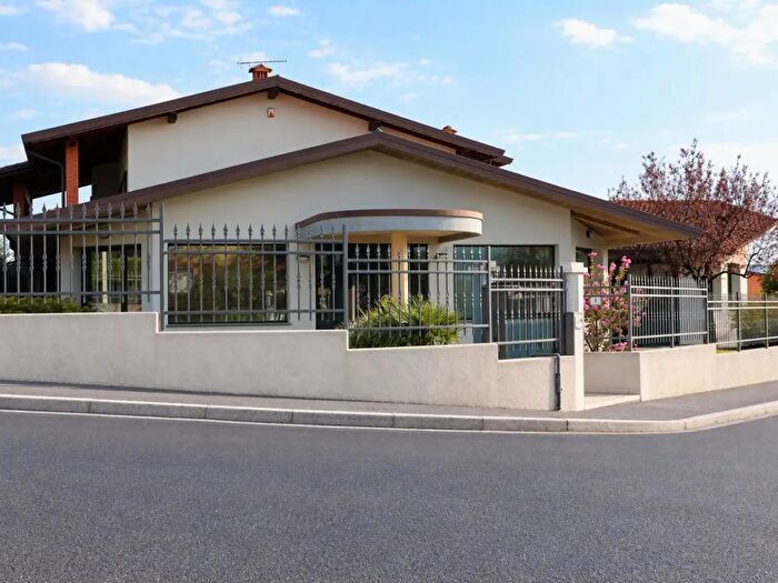 Casa con 8 locali in vendita in Via Enrico Fermi, Calvagese Della Riviera