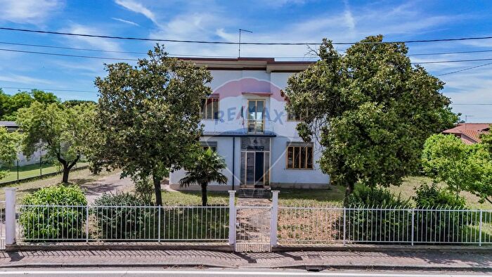 Casa con 6 locali in vendita in Mesola
