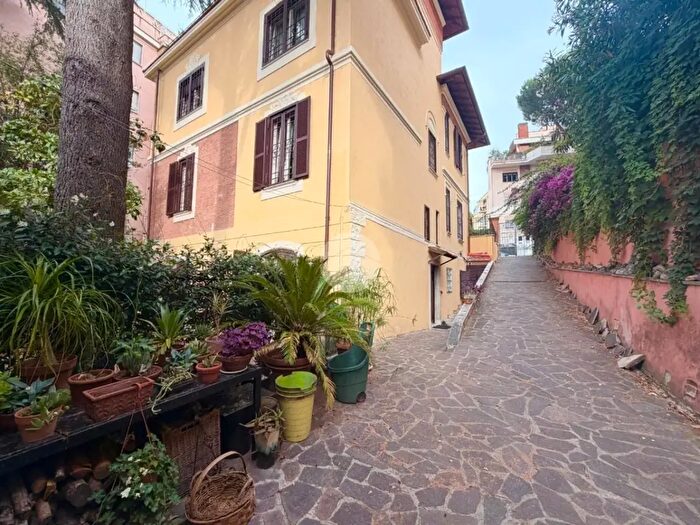 Appartamento con 5 locali in vendita in Viale Carnaro, Roma