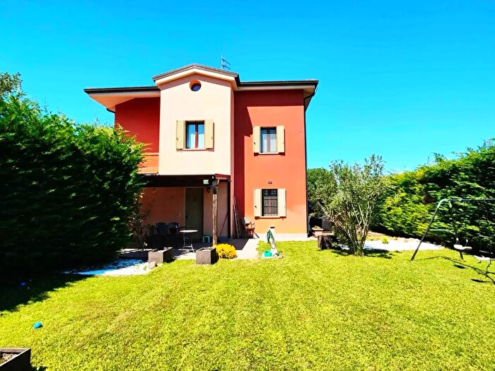 Casa con 6 locali in vendita in Via Copparo, Ferrara