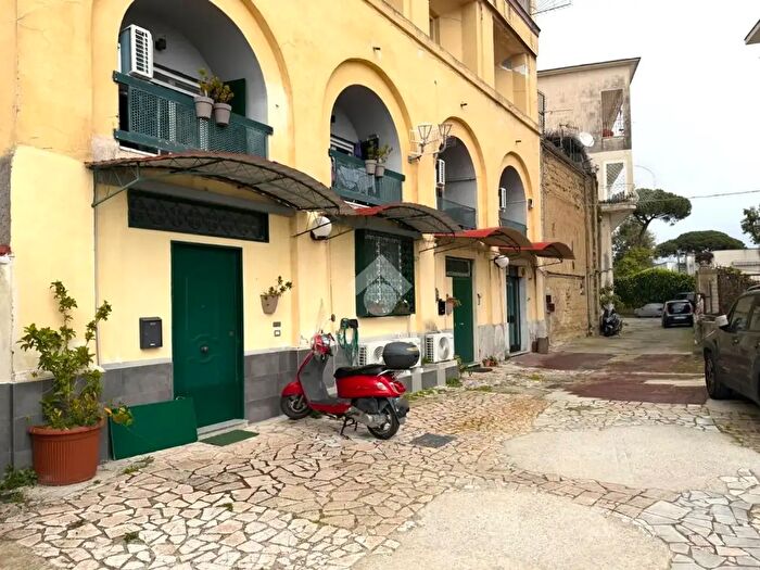 Appartamento trilocale in vendita in Via Scipione Capece, Napoli