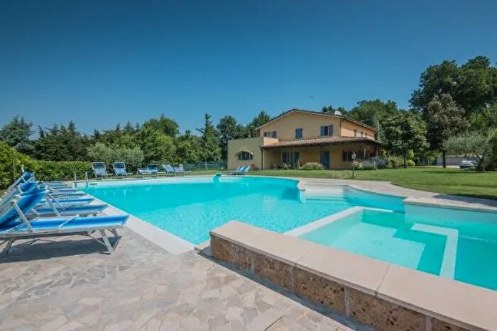 Casa con 19 locali in vendita in Tavullia