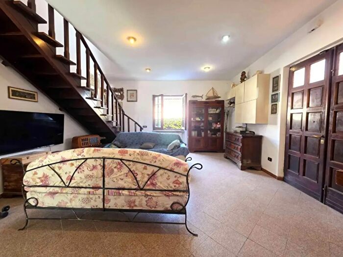 Casa con 5 locali in vendita in Massa