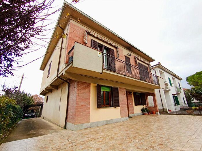 Appartamento con 11 locali in vendita in Foiano Della Chiana