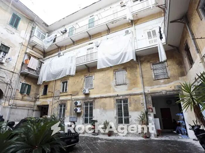 Appartamento con 6 locali in vendita in Vico San Maria Ad Agnone, Napoli