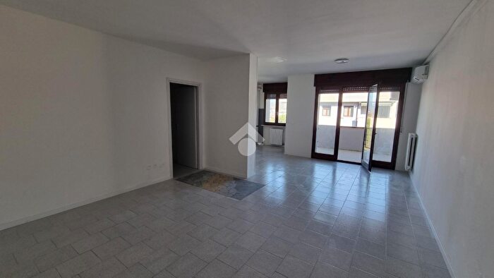 Appartamento quadrilocale in vendita in Via Crotone, Verona