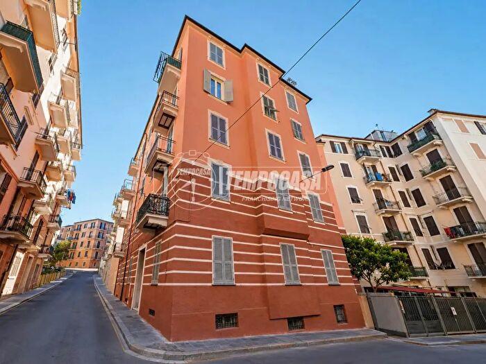 Appartamento trilocale in vendita in Via Francesco Mignone, Savona