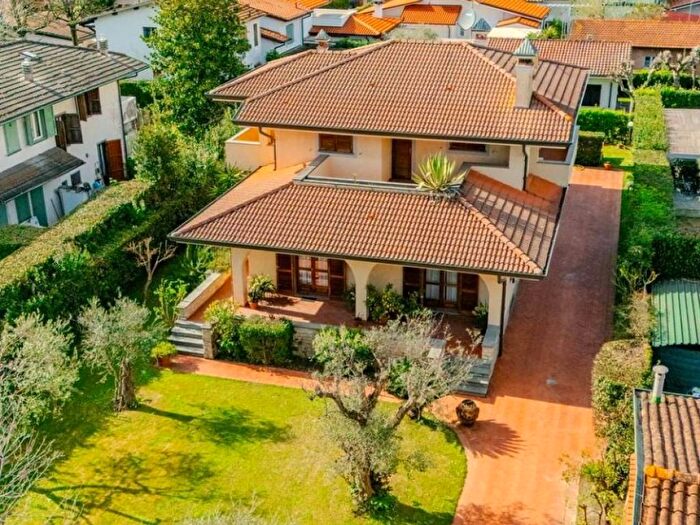 Casa con 6 locali in affitto in Via Duca degli Abruzzi, Centro, Forte dei Marmi
