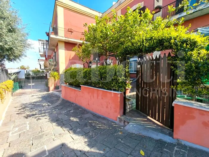 Appartamento trilocale in vendita in Via Canarde a San Pietro, Portici