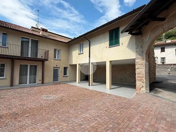 Appartamento trilocale in vendita in Via Tulio Dandolo, Adro