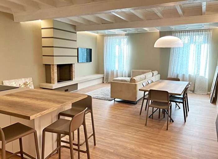 Appartamento quadrilocale in affitto in Ponte Delle Navi, Veronetta, Verona