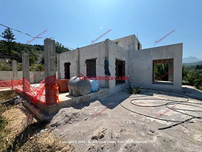 Casa quadrilocale in vendita in Contrada Stretto, Campofelice Di Roccella