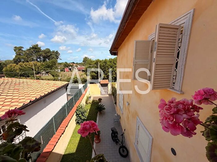 Appartamento trilocale in vendita in Via Calavino, Roma