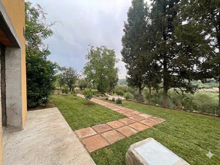 Casa con 5 locali in vendita in Lastra A Signa
