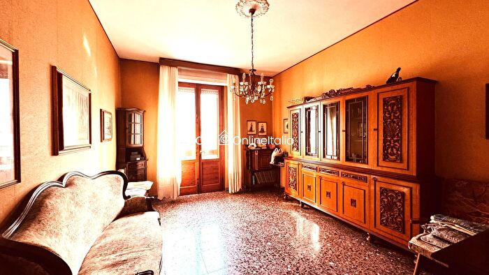 Appartamento con 6 locali in vendita in Via Bologna, Prato