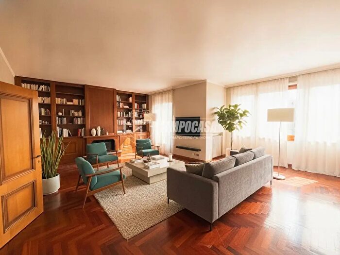 Appartamento con 5 locali in vendita in Via Giuseppe Rovani, Monza