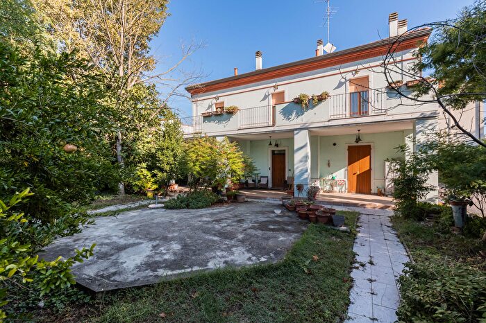 Casa con 9 locali in vendita in Massa Lombarda