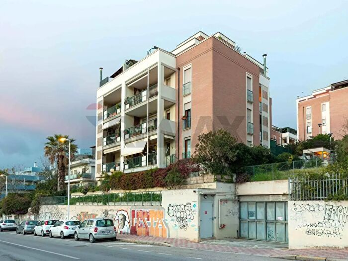 Appartamento trilocale in vendita in Via Is Maglias, Cagliari