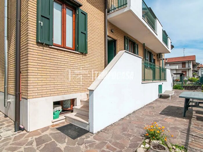 Casa con 6 locali in vendita in Limbiate