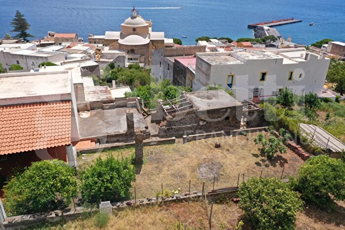 Casa trilocale in vendita in Via Roma, Santa Marina Salina