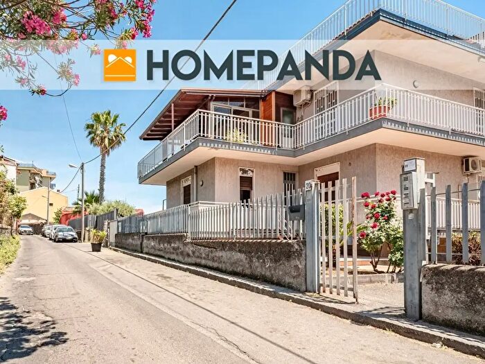 Appartamento trilocale in vendita in Via Mandre, Acireale