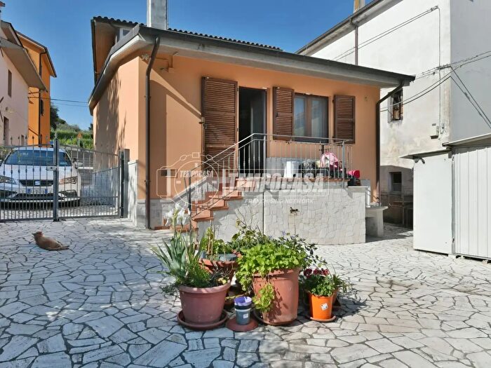 Casa quadrilocale in vendita in Via Borghetto, Maltignano