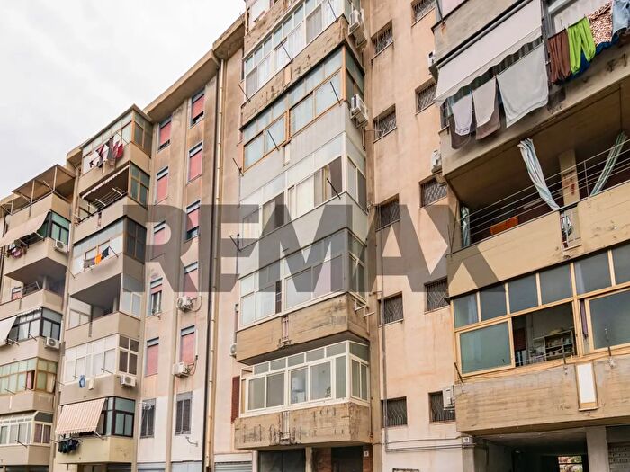 Appartamento trilocale in vendita in Via Ustica, Catania