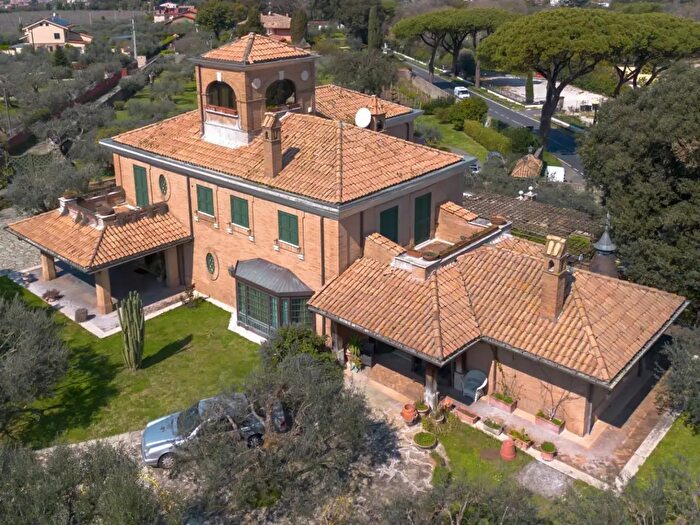 Casa con 9 locali in vendita in Via dei Laghi, Marino