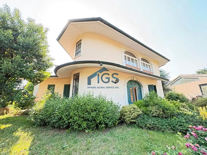 Casa con 10 locali in vendita in Via Santa Giulia, Travagliato