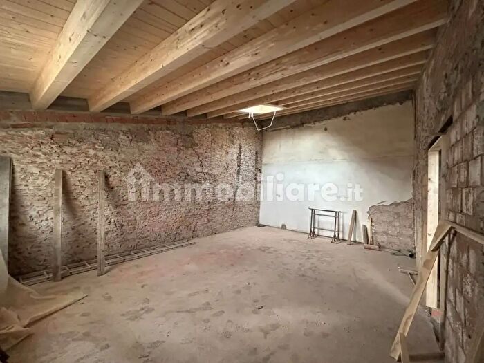 Casa con 5 locali in vendita in Cascina