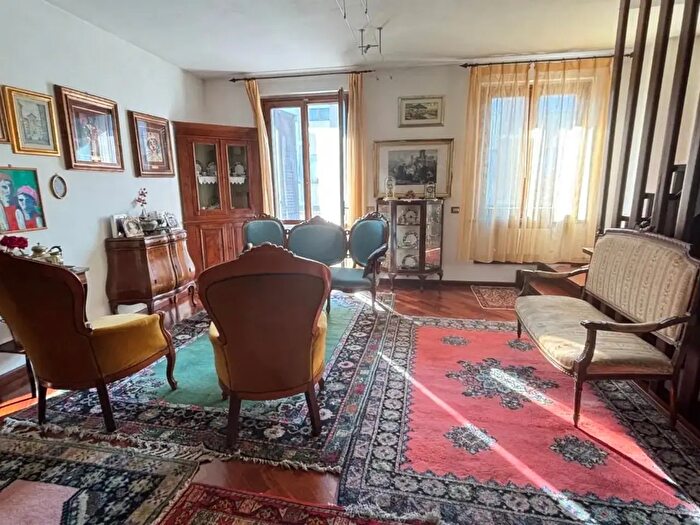 Casa con 7 locali in vendita in Cascina