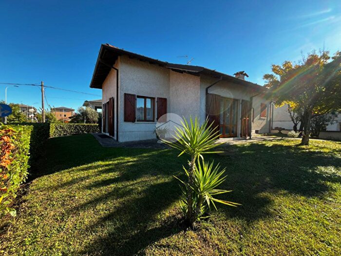 Casa quadrilocale in vendita in Piazza San Siro, Castel Mella