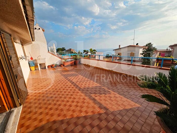 Appartamento con 6 locali in vendita in Viale Caravaggio, Scalea