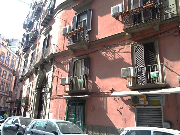 Appartamento quadrilocale in affitto in Via Chiatamone, Santa Lucia, Napoli