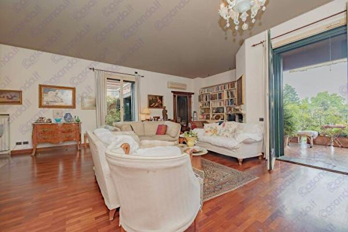 Appartamento quadrilocale in vendita in Viale Cesare Battisti, Monza